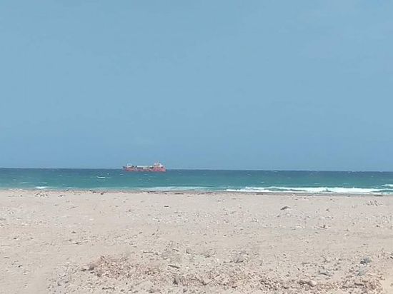 وصول سفينة مساعدات إماراتية تحمل مواداً غذائية إلى سقطرى