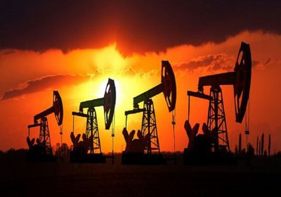 أسعار النفط تقفز بفعل انخفاض المخزون الأمريكي