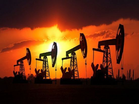أسعار النفط تقفز بفعل انخفاض المخزون الأمريكي