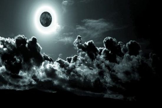  سماء أمريكا على موعد مع القمر الأسود الليلة