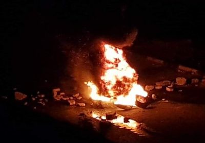 عاجل..محتجون يقطعون الشوارع الرئيسية بالشحر بسبب انقطاع الكهرباء (صور)