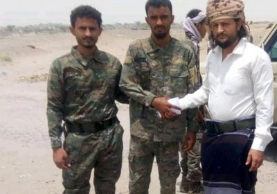 لرفضه رشوة ..تكريم جندي بالحزام الأمني في لحج 