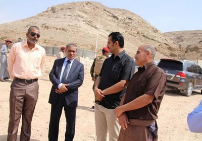 محافظ حضرموت يسلّم سيارتي شفط لفك انسدادات المجاري لمؤسسة المياه (صور)