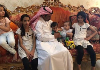 بعد فقد أبويهم في حادث.. مدير مستشفى سعودي يأوي 3 أطفال يمنيين بمنزله