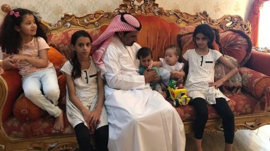 بعد فقد أبويهم في حادث.. مدير مستشفى سعودي يأوي 3 أطفال يمنيين بمنزله