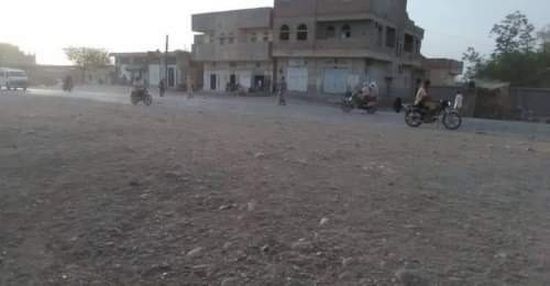 مليشيا الحوثي تستهدف تجمعات سكنية في حيس