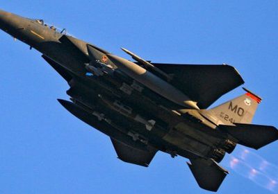 مقاتلات " إف 15 " الأمريكية بذخائر عنقودية لحماية مضيق هرمز