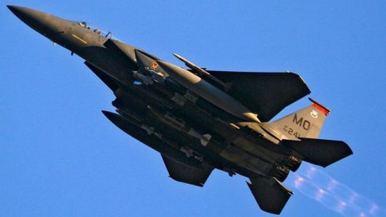 مقاتلات " إف 15 " الأمريكية بذخائر عنقودية لحماية مضيق هرمز