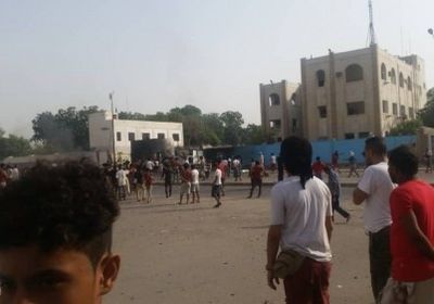 صحيفة سعودية تتهم إيران بالوقوف وراء هجمات عدن