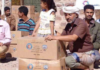 بدعم كويتي.. توزيع مئات السلال الغذائية على المتضررين بعدن