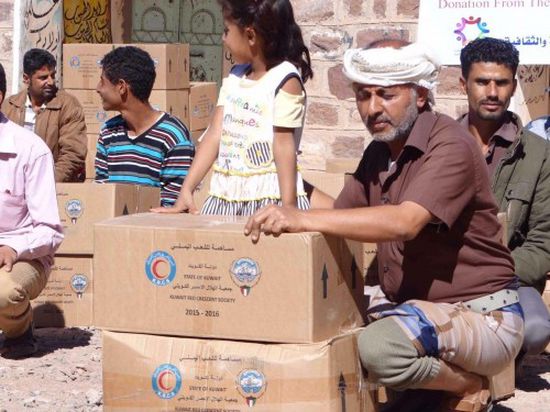 بدعم كويتي.. توزيع مئات السلال الغذائية على المتضررين بعدن