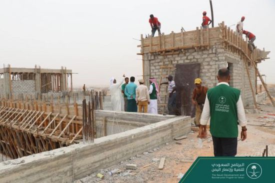 شاهد.. آخر التطورات الإنشائية لمدرسة حي &lrm;الاتصالات في المهرة