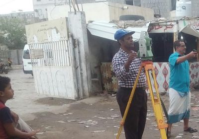 تمهيدا لأعمال الرصف.. تنفيذ مسح هندسي لشوارع الحبيلين بردفان 