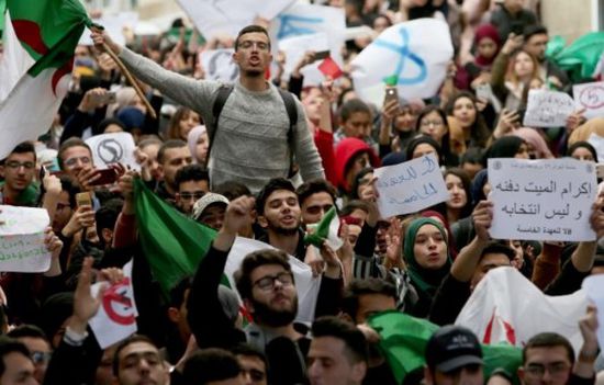تصاعد الاحتجاجات بالجزائر رفضًا للوساطة وسط دعوات لـ"عصيان مدني"