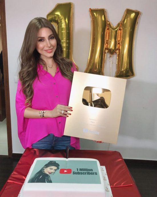 يارا تحتفل بالدرع الذهبي لـ " اليوتيوب "