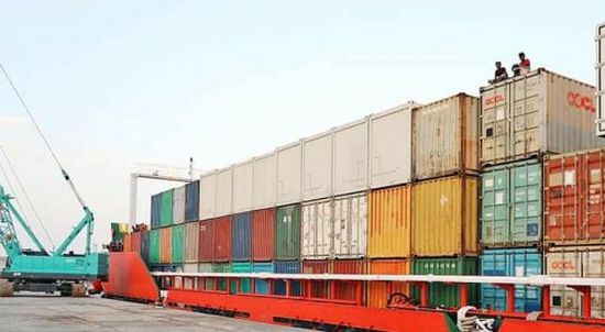 وسط فرحة أهالي سقطرى.. إنهاء تفريغ سفينة المساعدات الإماراتية 