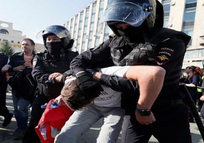 الشرطة الروسية تعتقل أكثر من 800 متظاهر بموسكو