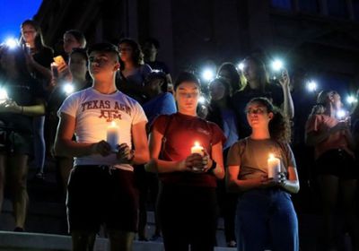 وقفة بالشموع لتأبين ضحايا حادث إطلاق النار فى تكساس.. (صور)