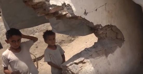 فيديو يوثّق استمرار القصف الحوثي لمنازل المواطنين بحيس