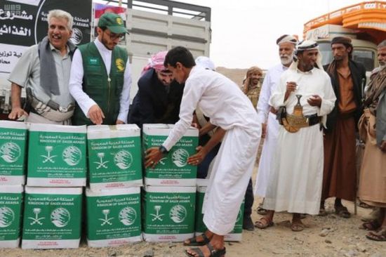 بدعم سعودي.. توزيع 5 آلاف سلة غذائية على النازحين بصنعاء