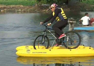 مصرية تبتكر دراجة نهرية للتنقل بين ضفتي النيل