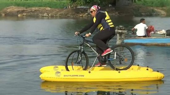 مصرية تبتكر دراجة نهرية للتنقل بين ضفتي النيل