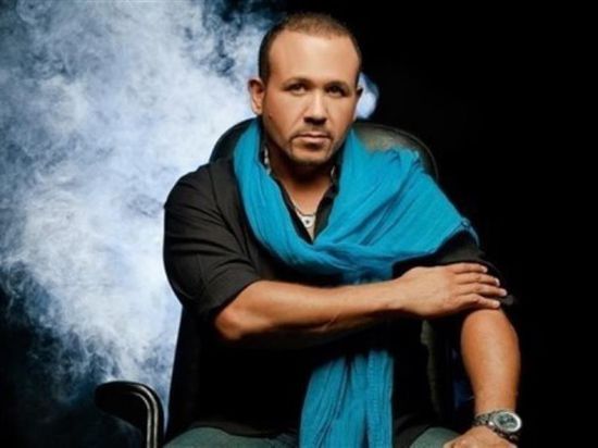 "شاري بالغالي".. تُعيد هشام عباس من جديد بعد غياب  10 سنوات (فيديو)