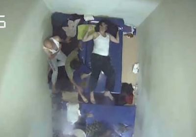 بعد جرعة من التعذيب.. فيديو صادم لحظة وفاة سجين تركي (شاهد)