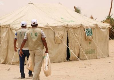 توزيع مواد إيوائية للنازحين في ضواحي مدينة مأرب 