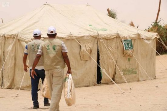 توزيع مواد إيوائية للنازحين في ضواحي مدينة مأرب 