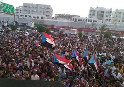 بن بريك يحث المتظاهرين في ساحة العروض بخورمكسر على الثبات والصمود (صور)