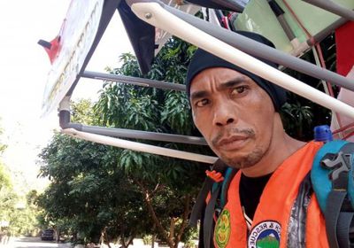 لإنقاذ الغابات من التدمير.. إندونيسي يسير 700 كيلو متر بشكل عكسي