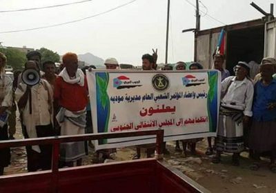 قيادات المؤتمر الشعبي تنظم مسيرة تأييد للمجلس الانتقالي في أبين (صور)