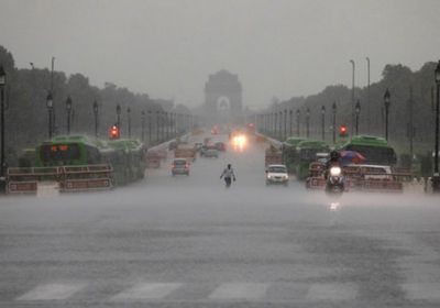 بالصور.. الفيضانات تجتاح شوارع ولاية نيودلهي الهندية  