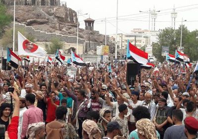 جموع شعبية تؤدي صلاة الجنازة على شهداء العمليات الإرهابية بعدن (صور)