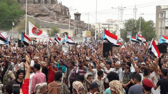 جموع شعبية تؤدي صلاة الجنازة على شهداء العمليات الإرهابية بعدن (صور)