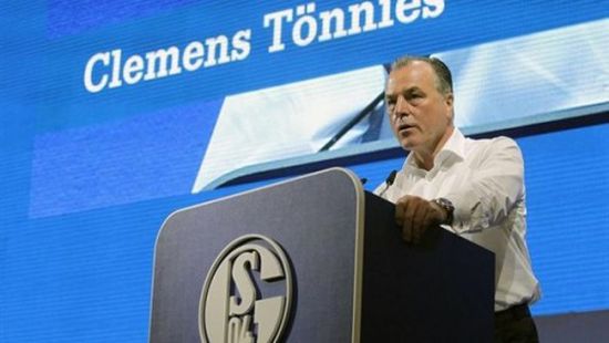 إيقاف رئيس نادي شالكة الألماني بسبب عنصريته ضد الأفارقة