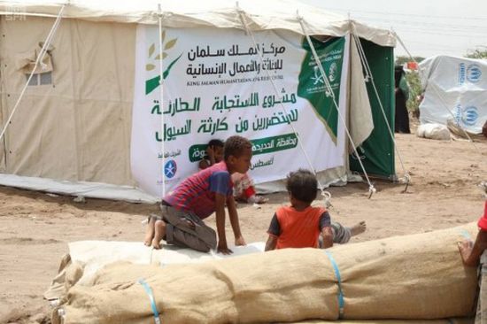 بدعم سعودي..توزيع مساعدات إيوائية للمتضررين من السيول في مخيمات الخوخة (صور)
