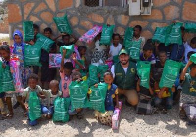 "سلمان للإغاثة" يوزيع كسوة العيد والهدايا على أطفال سقطرى (صور)