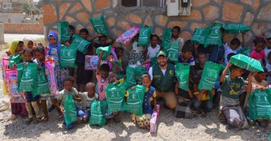 "سلمان للإغاثة" يوزيع كسوة العيد والهدايا على أطفال سقطرى (صور)