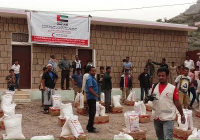 بدعم إماراتي..توزيع سلال غذائية على النازحين في قعطبة بالضالع