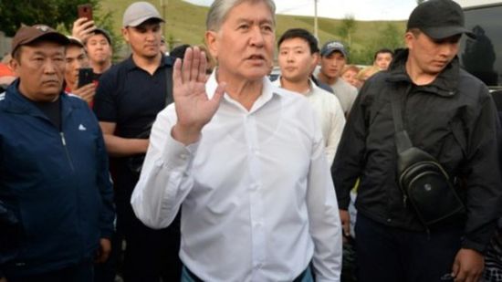 مقتل فرد شرطة وإصابة 35 شخصًا في محاولة اعتقال رئيس قرغيزستان السابق