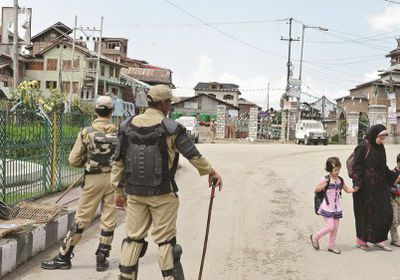 بعد توتر العلاقات وسحب السفراء.. الهند تخفف القيود في كشمير 