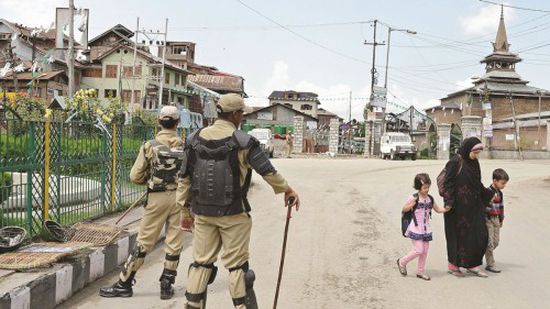 بعد توتر العلاقات وسحب السفراء.. الهند تخفف القيود في كشمير 