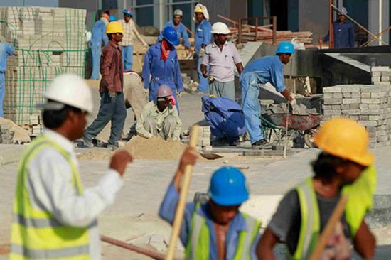 واقع مرير ومعاملة غير آدمية.. معاناة عمال المونديال في قطر
