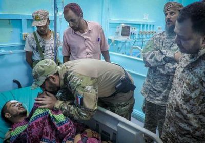 في لفتة إنسانية.. بن بريك يزور مصابي معارك عدن بمستشفى باصهيب (صور)