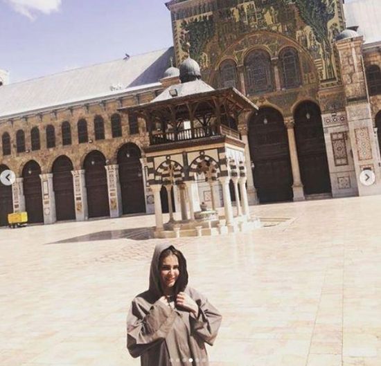 دنيا عبد العزيز تشارك جمهورها صور زيارتها للمسجد الأموي بدمشق