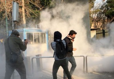 معارضون إيرانيون يشعلون النار في مراكز للشرطة بطهران