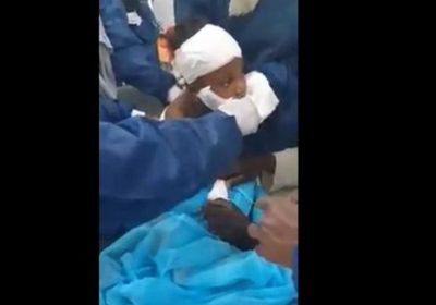 لحظات مؤثرة لطفلة ليبية مصابة تمسح دموع والدها ثم تفارق الحياة (فيديو)