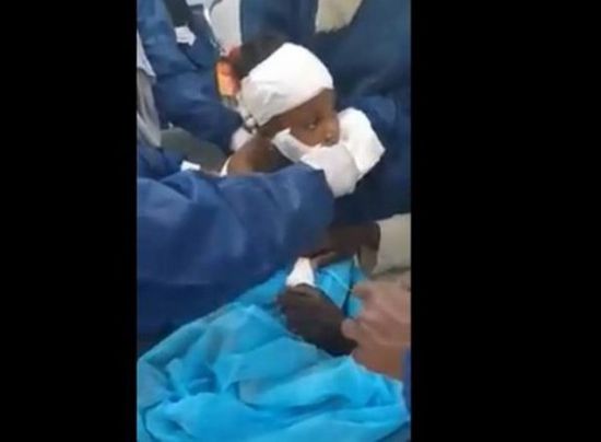 لحظات مؤثرة لطفلة ليبية مصابة تمسح دموع والدها ثم تفارق الحياة (فيديو)